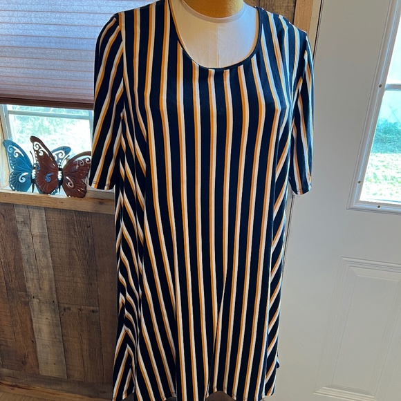 VIBE Dresses & Skirts - WOMENS LADIES SIZE 1X GOLD WHITE AND BLACK VERTICAL STRIPPED DRESS